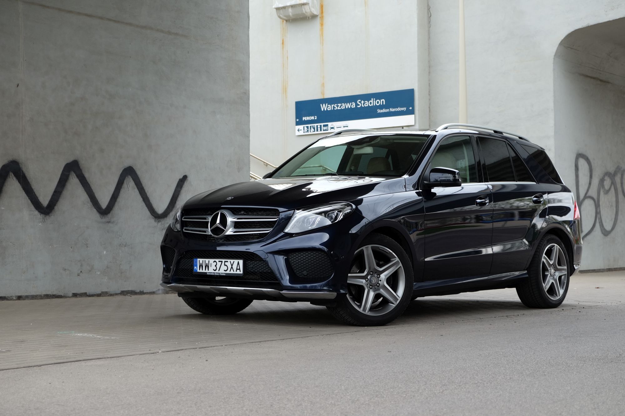 Mercedes GLE prezentuje się godnie, ale bywa, że także (w zależności od otoczenia) nazbyt ostentacyjnie.