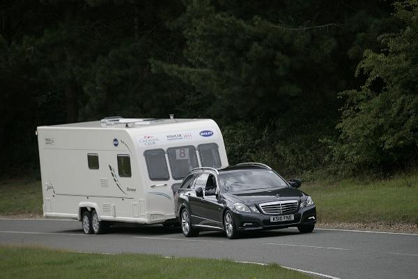 Przyczepa campingowa lub towarowa stanowi dodatkowe obciążenie dla silnika i hamulców ciągnącego ją samochodu. Fot. Newspress