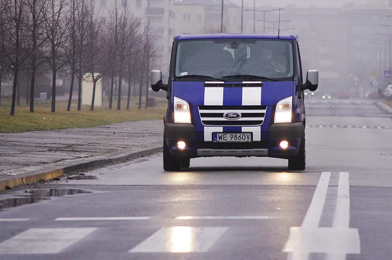 Ford Transit z przodu fot. Maciek Medyj