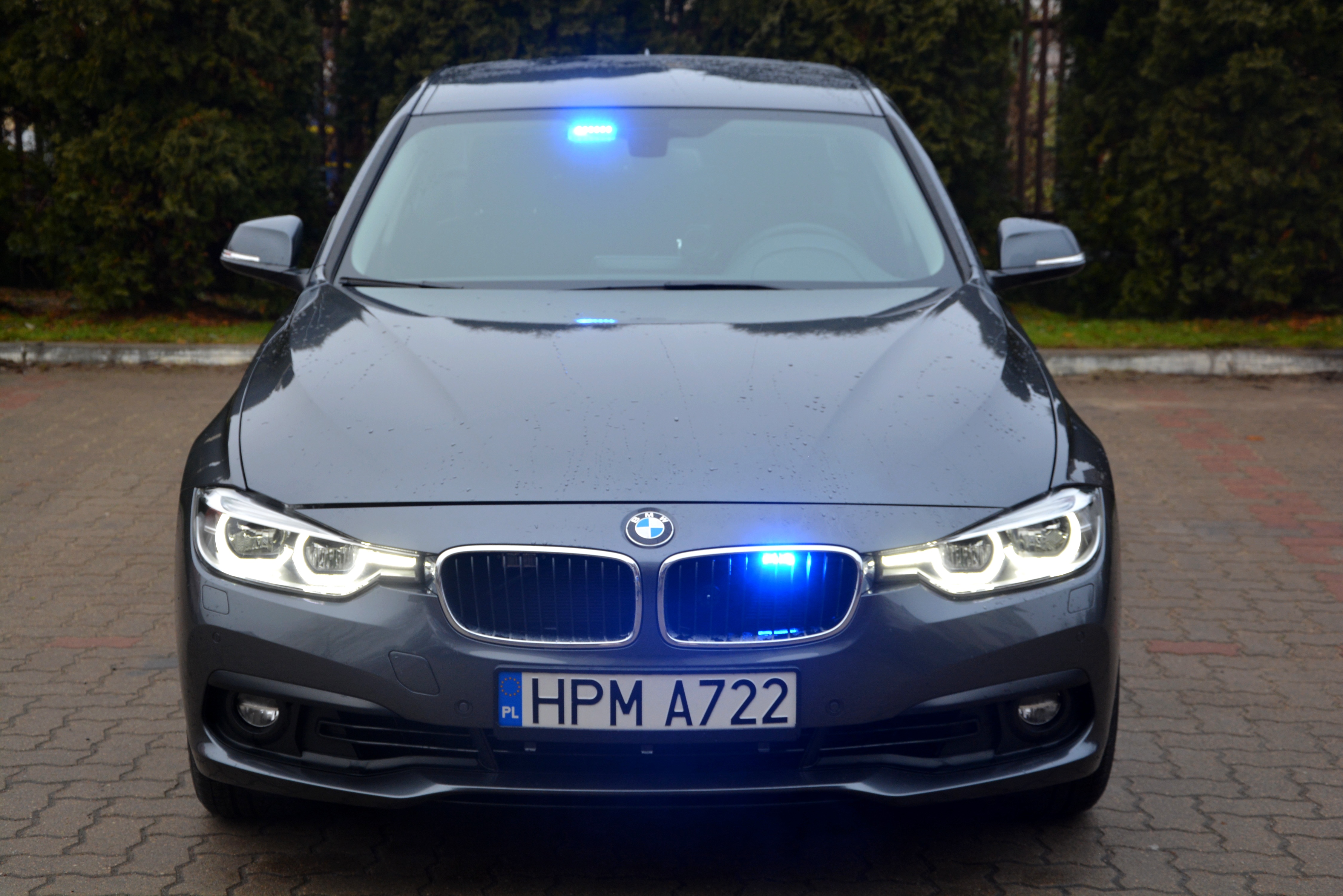 Policyjny nieoznakowany radiowóz BMW 330i xDrive