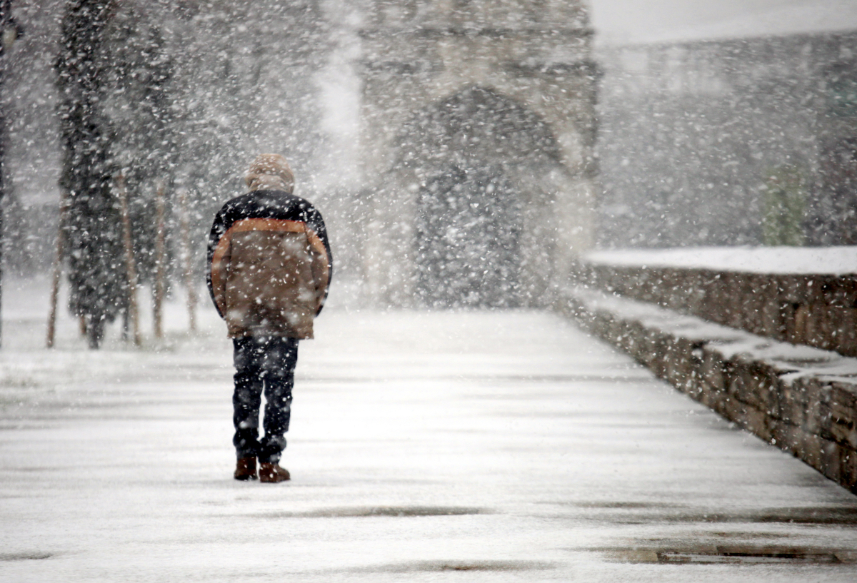 Marzniesz w pracy? PIP uruchamia specjalną infolinię. Sprawdź, kiedy możesz legalnie przerwać pracę i zachować pensję