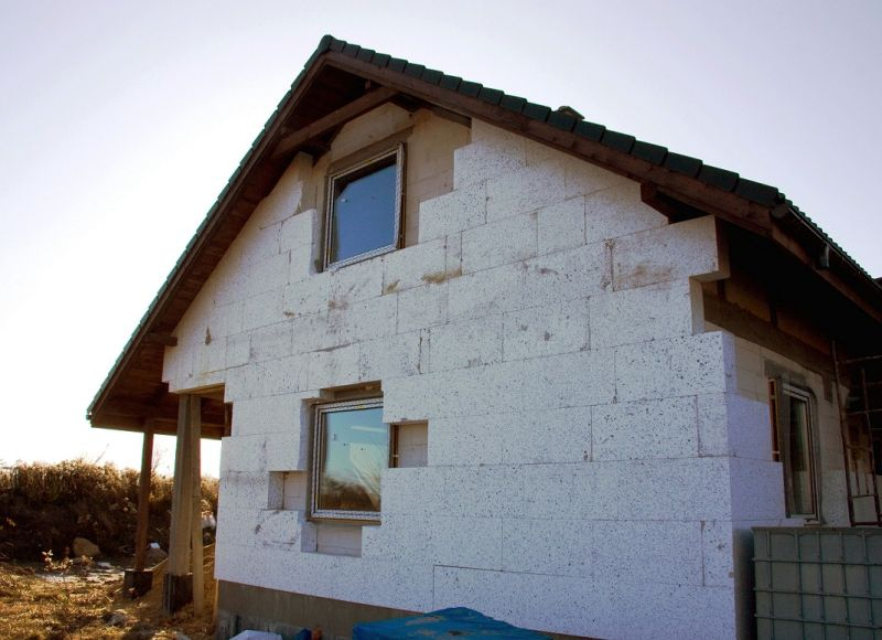 Dom wybudowany na cudzej działce – i co teraz?