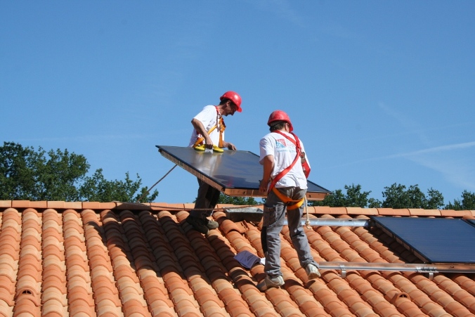 Powierzchnię kolektorów słonecznych do przygotowania ciepłej wody można dość łatwo obliczyć na podstawie stałego rocznego zużycia energii na ciepłą wodę. Fot. Atlantic Polska