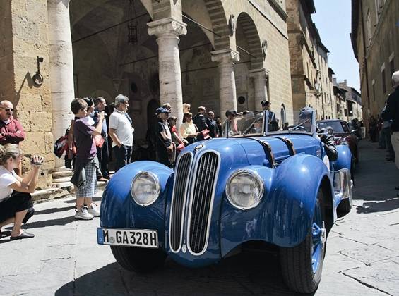 BMW 328 podczas historycznego wyścigu Mille Miglia