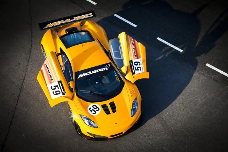 Torowa wersja McLarena MP4-12C została przygotowana przez zespół CRS Racing i kilka firm pracujących dla Formuły 1; np. Akebono, Mobil 1, Ricardo, Michelin i McLaren Electronics Systems. Fot. mclarenautomotive.com