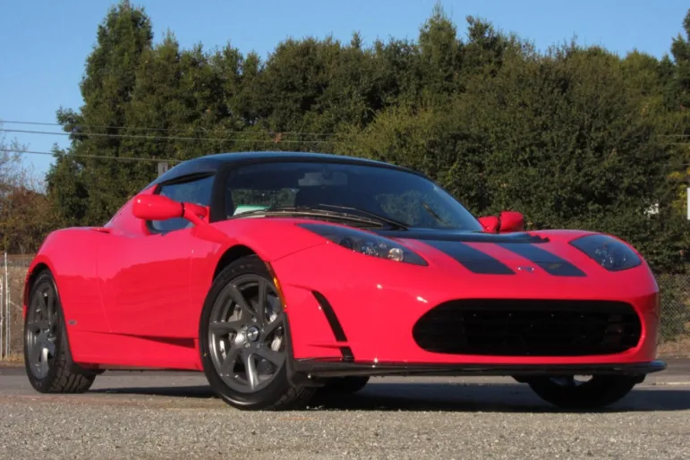 Tesla Roadster produkowana była przez 4 lata. Za niewątpliwy sukces należy uznać sprzedane 2600 sztuk tego nowatorskiego, elektrycznego pojazdu.