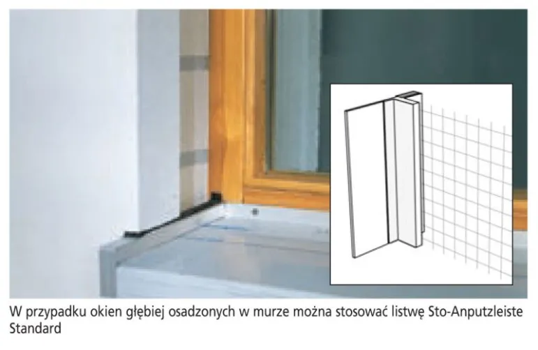 Wszędzie tam, gdzie kończy się płyta termoizolacyjna i zaczyna okno, potrzebne jest specjalne łączenie. Powstałe łączenie należy dobrze zabezpieczyć przed wnikaniem wody, można do tego celu wykorzystać np. listwy podtynkowe, które amortyzują ruchy sąsiadujących elementów. W sytuacji, kiedy okna osadzone są w licu muru lub są jeśli są wysunięte przed mur, należy zastosować dobrej jakości listwy podtynkowe, które zminimalizują mostki termiczne. 