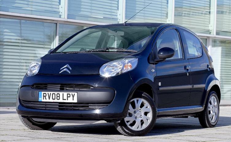 Citroen C1 jest to auto bliźniacze z Peugeotem 107 i Toyotą Aygo. To na które auto zdecyduje się kupujący jest tylko i wyłącznie kwestią preferencji estetycznych, gdyż auta te wyposażane były w identyczne silniki, ich wnętrza są takie same i prowadzi się je w taki sam sposób.