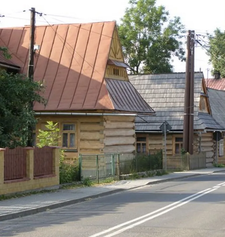 Domy drewniane z bala są bardzo charakterystyczne dla budownictwa wiejskiego.