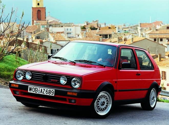 Volkswagen Golf GTi II drugiej generacji pojawił się w 1985 roku. Jako pierwsze auto w swojej klasie wyposażone było w silnik z głowicą szesnastozaworową. Moc silnika wynosiła 139 KM. W 1989 roku wprowadzono dwie wersje specjalne: Rallye i G60 Limited (na zdjęciu). Oba auta posiadały napęd na cztery koła, a wersja Limited miała silnik o mocy 210 KM, choć niestety wyprodukowano tylko 71 sztuk.