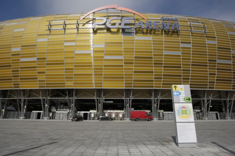 Stadion PGE Arena znajduje się przy ul. Pokoleń Lechii Gdańsk. Obiekt pomieści 44 000 widzów i zajmuje powierzchnię 33,9 ha.