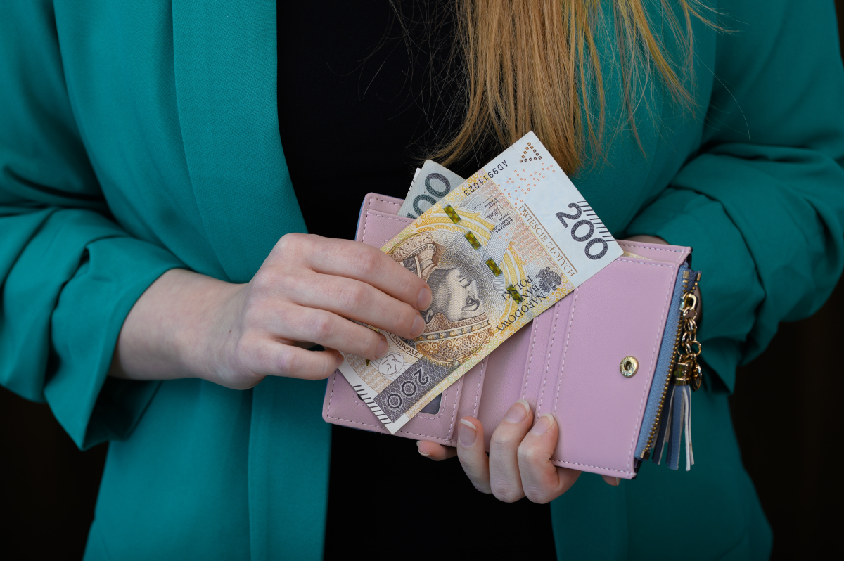 Pensje w służbie cywilnej rosną, ale bonusy maleją. Urzędnicy wskazują winnych