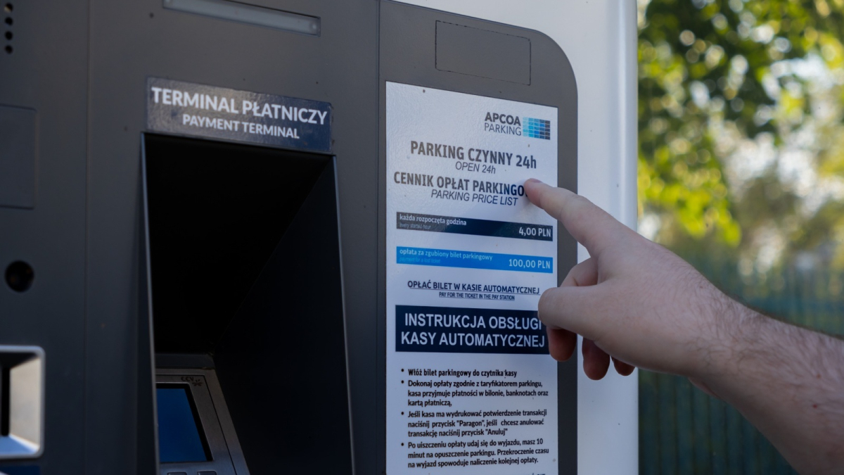 Rząd: Opłaty gotówką w parkometrach. Przepisy wskazują na dostępność tej formy