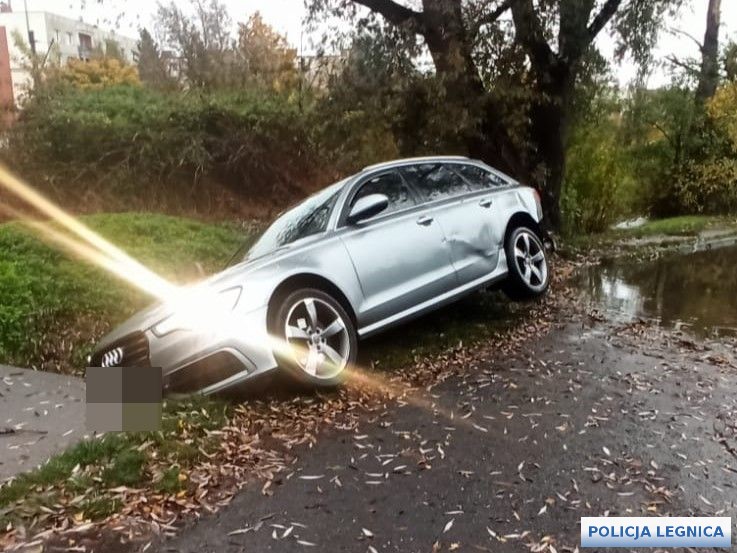 jechał bez prawa jazdy i uciekał przed policją w Audi