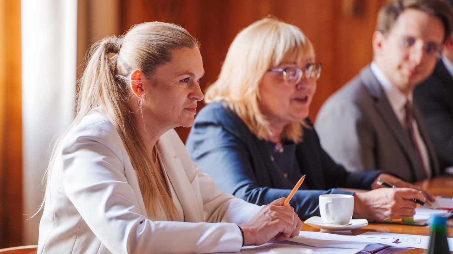 Od min. edukacji B. Nowackiej na otarcie łez 8000 zł brutto dla 300 nauczycieli. Nagroda 0 zł dla innych w 2024 r. W 2023 r. 1125 zł dla każdego