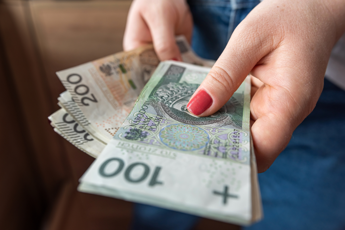Wyższe zarobki i więcej dni urlopu. Nie wszyscy wiedzą o tej zmianie zasad od maja. Trzeba złożyć wniosek do ZUS