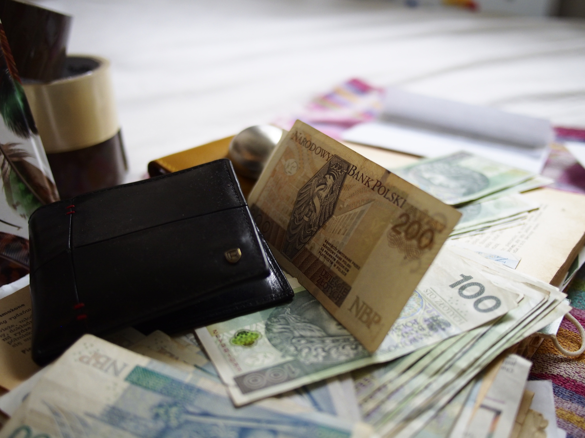 Śmierć a blokada świadczeń w ZUS. Odblokować może podpis życia. W ZUS dla emerytur, rent, świadczeń kompensacyjnych, zasiłków oraz świadczeń przedemerytalnych, uzupełniających i rodzicielskich