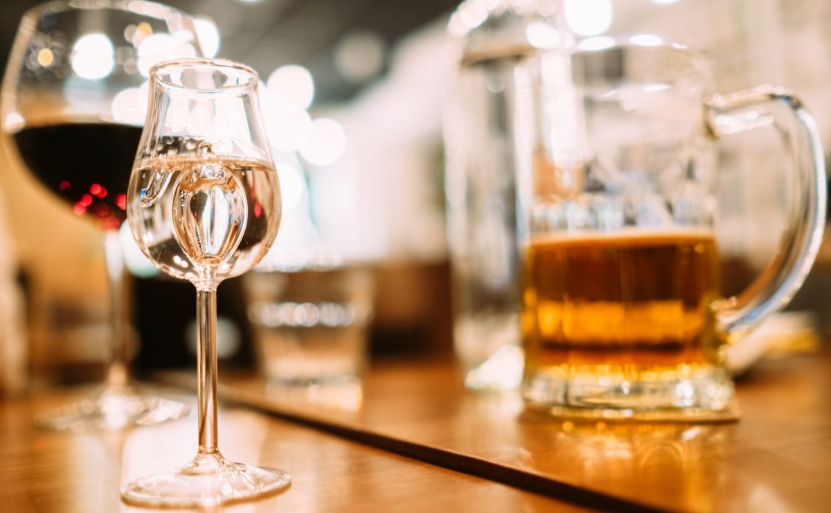 Większość Polaków to przeciwnicy alkoholu w małpkach, uważają, że jest zbyt dostępny i tani