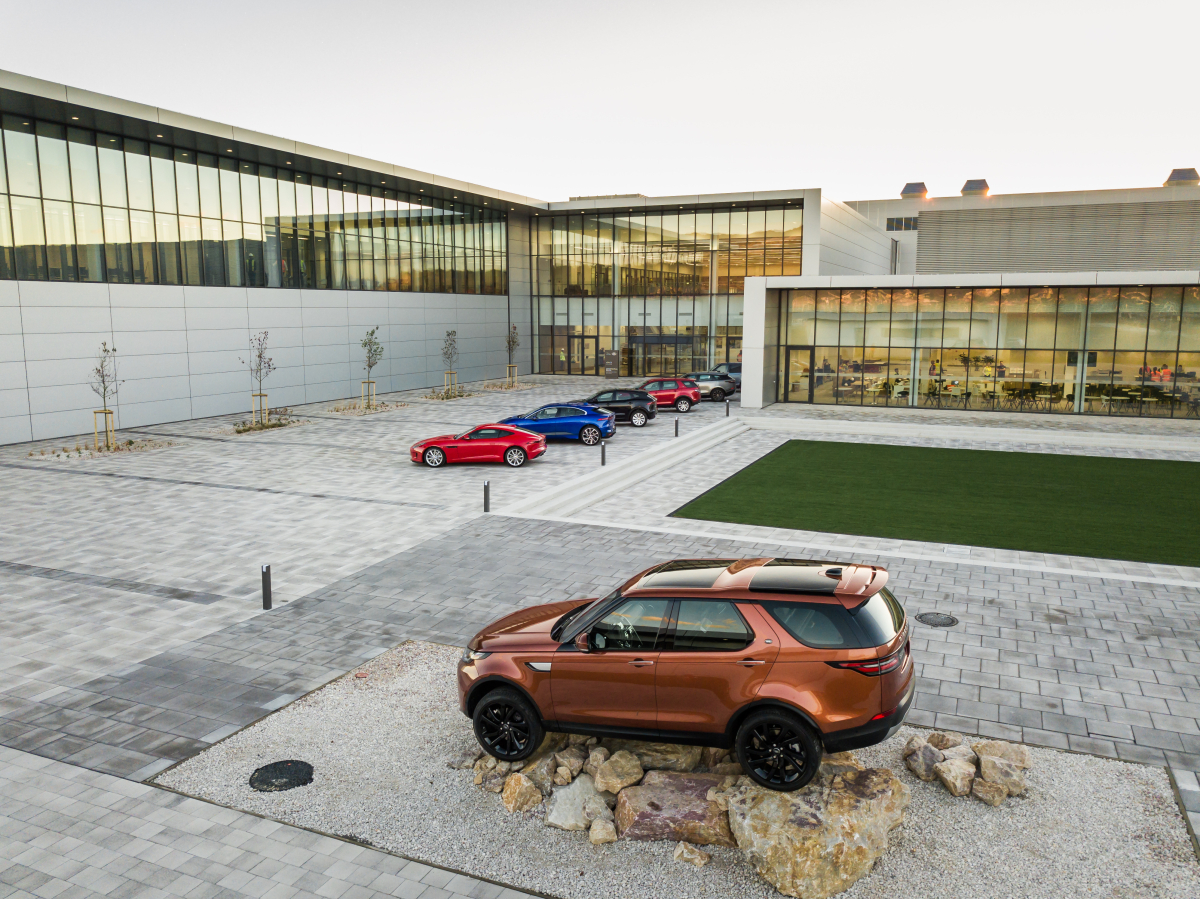 Jaguar Land Rover otworzył nową fabrykę na Słowacji / fot. JLR