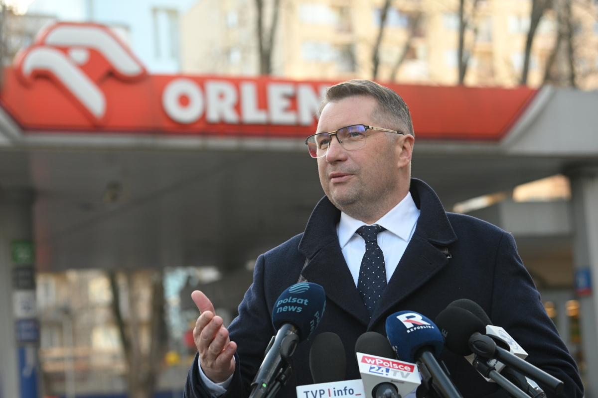 Przemysław Czarnek zapowiedział złożenie projektu ustawy przewidującego czasowe obniżenie VAT na paliwo z 23 proc. do 8 proc. oraz zmniejszenie akcyzy o ok. 9–10 proc.