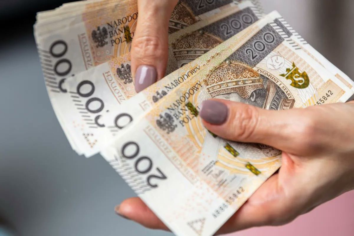 Do majowej wypłaty należy się 1000 złotych dodatku. Pracodawca musi te pieniądze wypłacić. Odmówić nie może