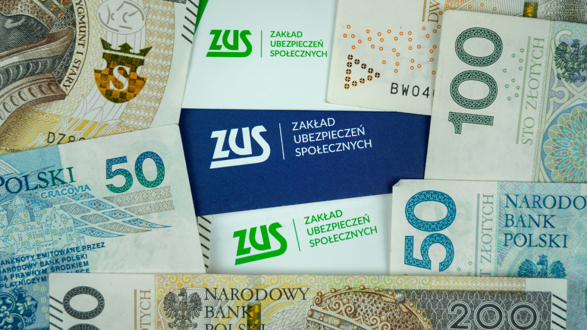 380 plus co miesiąc dla każdego seniora od 1 marca 2027 r. i to bez względu na wysokość dochodów. Sprawdź, czy musisz złożyć wniosek do ZUS, aby otrzymać świadczenie