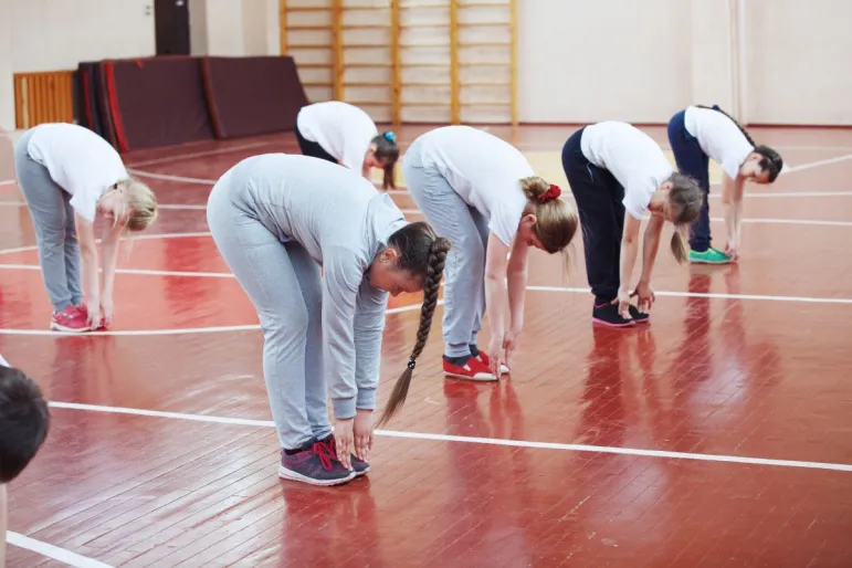 Ubezpieczenie szkolne – jak działa? Zwrot kosztów leczenia urazu ręki lub nogi na wf-ie.