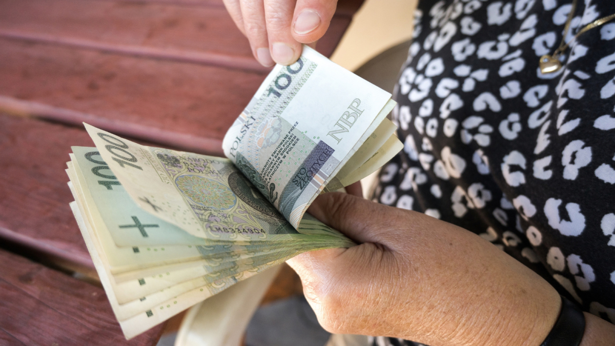 Nowe 1000 plus dla seniorów otrzymujących emeryturę nie wyższą niż 3 272,69 zł. Wypłaty świadczenia już w październiku 2026 r.