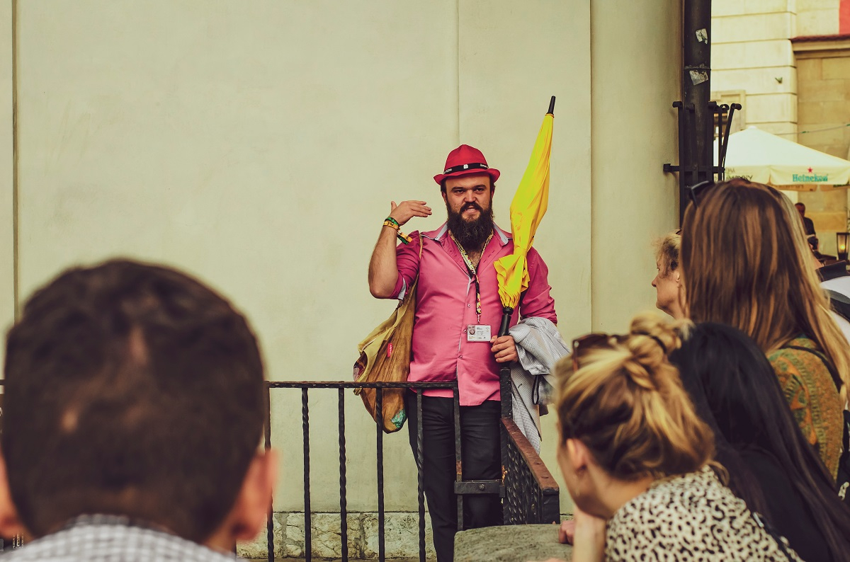 Przewodnik to osoba, która oprowadza turystów po historycznych dzielnicach