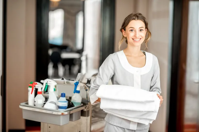 sprzątaczka sprzątacz osoba sprzątająca sprzątanie serwis sprzątający usługi cleaningowe pokojówka hotel ośrodek wczasowy wypoczynkowy