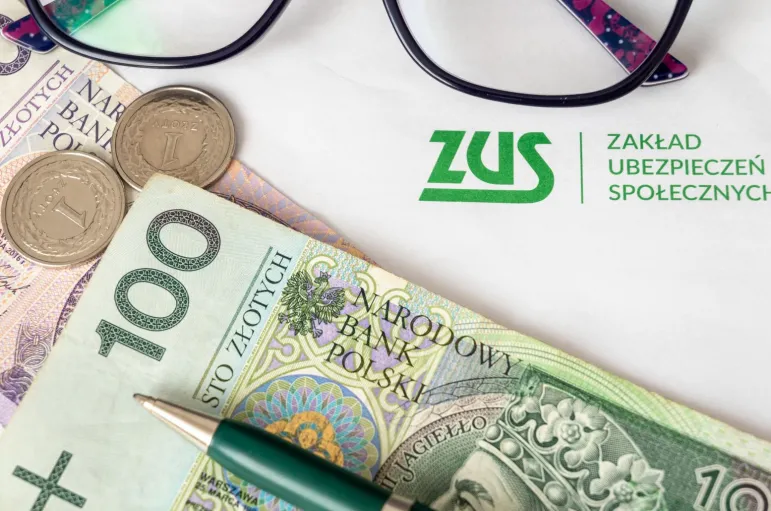 ZUS o umowach o dzieło w 2023 roku. 850 tys. umów przez 6 miesięcy