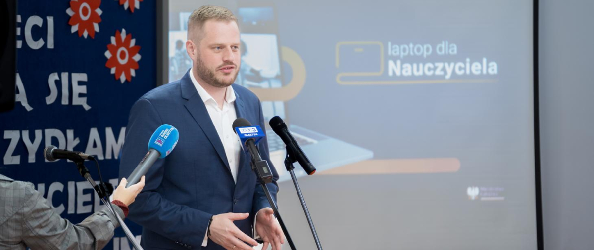Bon 2500 zł dla nauczyciela w X 20-23 r. Także wychowawcy świetlic szkolnych, nauczyciele bibliotekarze, nauczycielki na urlopach macierzyńskich i wychowawczych [WYKAZ]