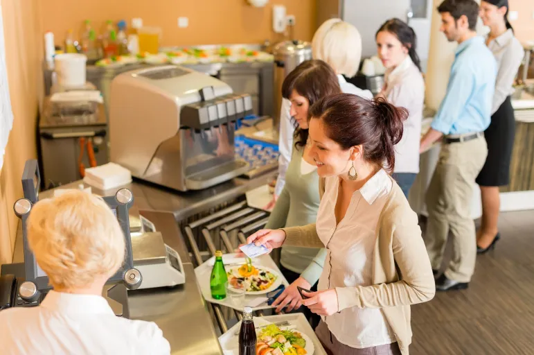 lunch obiad jedzenie posiłek posiłki bufet bar kafeteria stołówka bemary podgrzew taca talerze