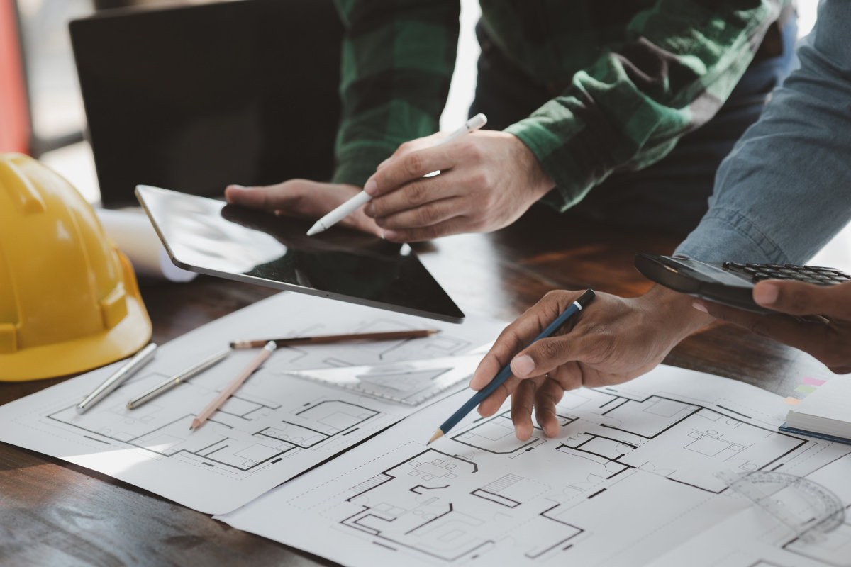 Architekci pracują nad projektem, aby uwzględnić nowe przepisy budowlane MRiT 2026