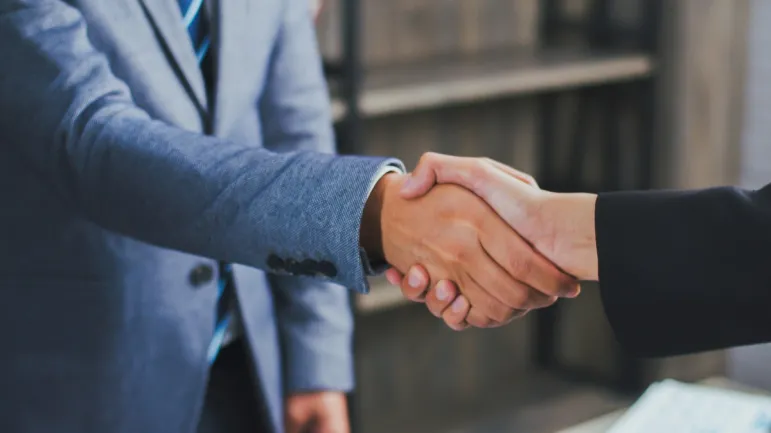 uścisk dłoni handshake hand shake hendszejk porozumienie zgoda konsensus konsens sens nagroda nagradzanie pracownik pracodawca