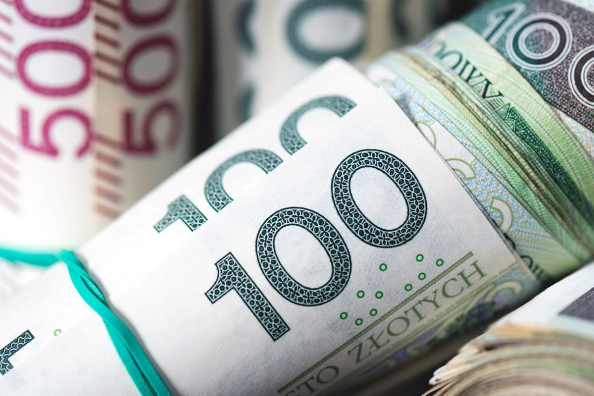 Uczniowie dostali po 5000 zł od premiera. Teraz wnioski składają studenci [od 500 zł do 1500 zł miesięcznie. Średnia ocen od 3,5 do 4]