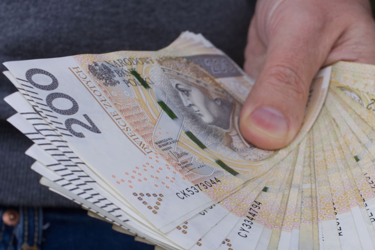 Stopień umiarkowany traci na zasiłku pielęgnacyjnym (0%). Nie może skorzystać z świadczenia pielęgnacyjnego (podwyżka o 134%) [osoby niepełnosprawne]