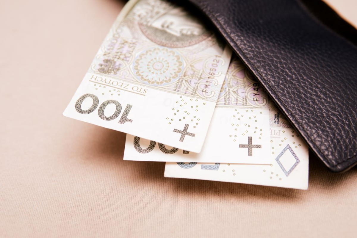 MOPS i ZUS: Poszkodowani w świadczeniu pielęgnacyjnym i 2 zasiłkach. Lepiej mają w świadczeniu wspierającym [Przykład]