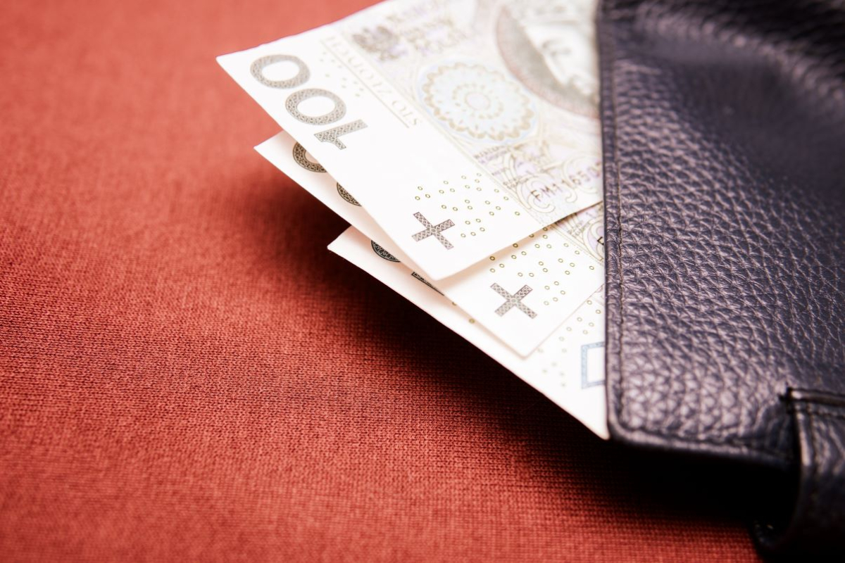 1 mln Polaków z zasiłkiem pielęgnacyjnym. To za dużo w 2026 r. Zasiłek rodzinny w dół. I to znacznie