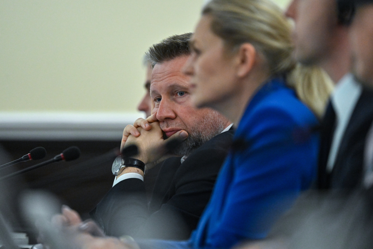 Leczenie syna znanego polityka bez kolejki? Kontrola NFZ, szef MSWiA zabrał głos