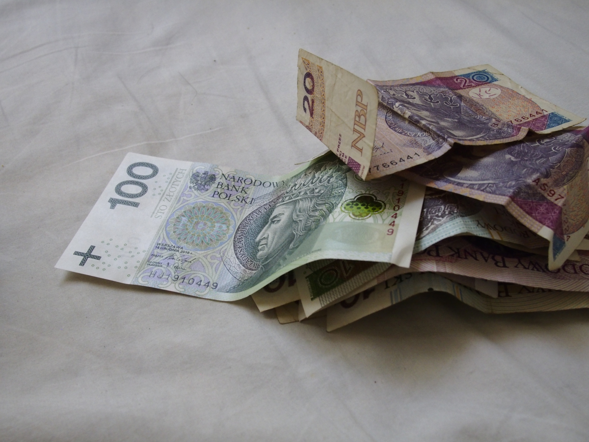 SN: Takie same pensje czy różne dla pracowników ze stażem 6 lat, 15 lat i 10 lat?