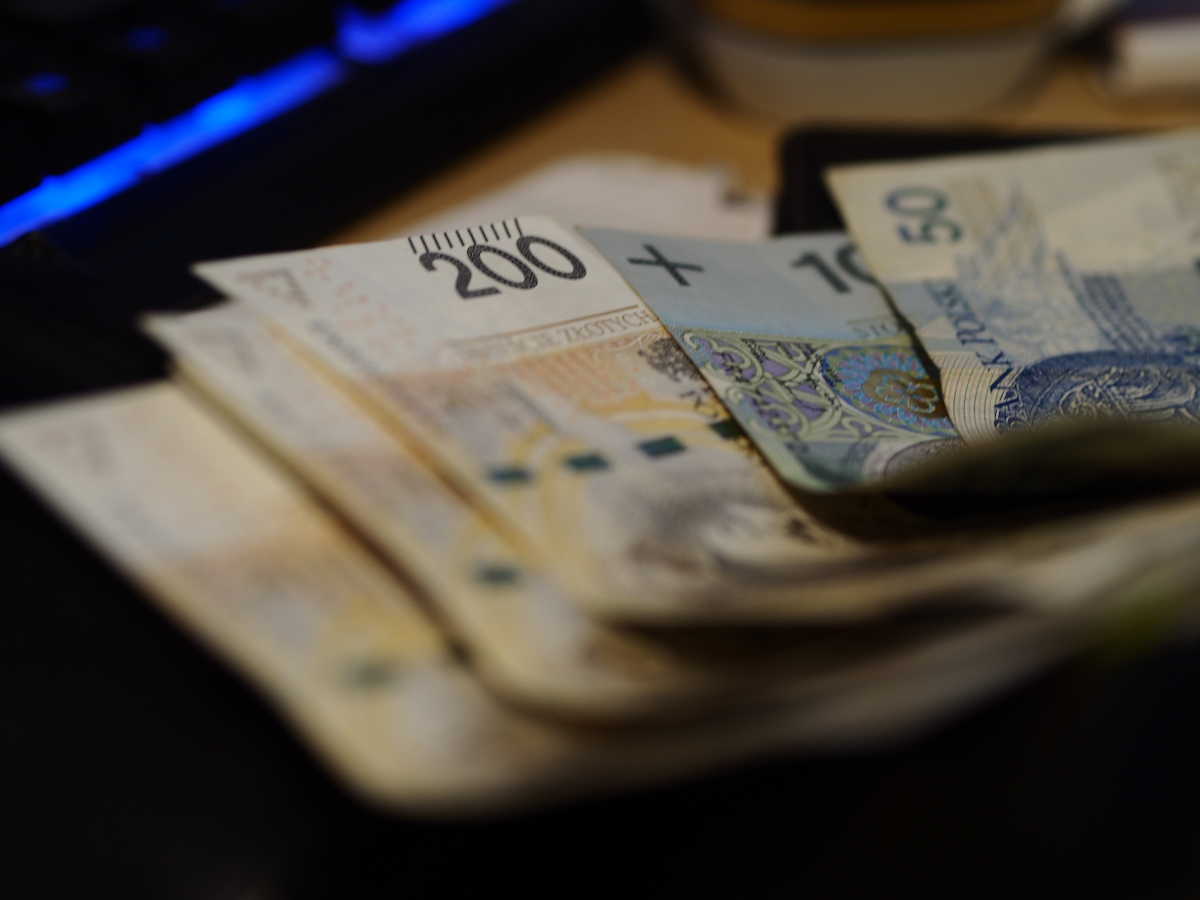 Dostał od brata mieszkanie. MOPS odebrał świadczenia. W 2027 r. nowelizacja doprecyzuje takie sytuacje
