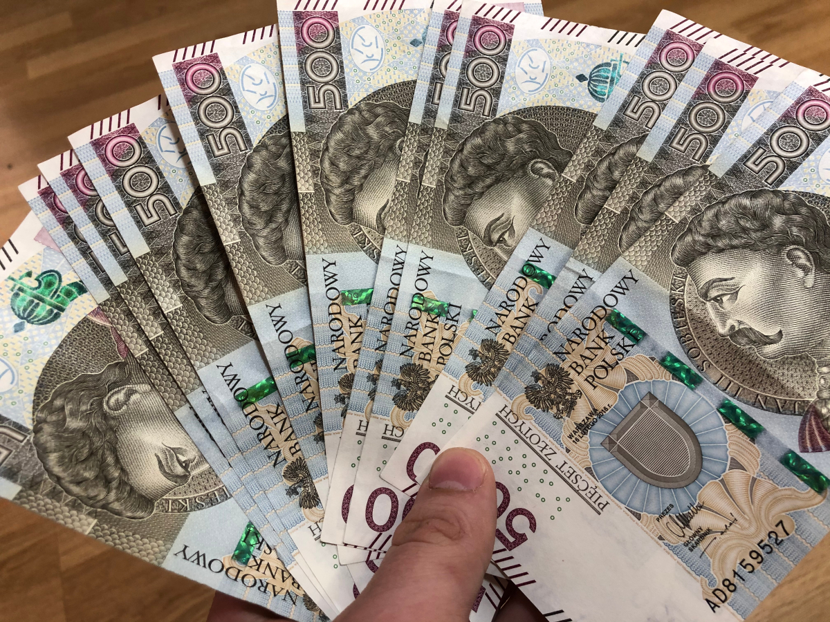 Dodatkowe świadczenie przysługuje osobom, które otrzymują miesięcznie świadczenia do 2157,80 zł brutto