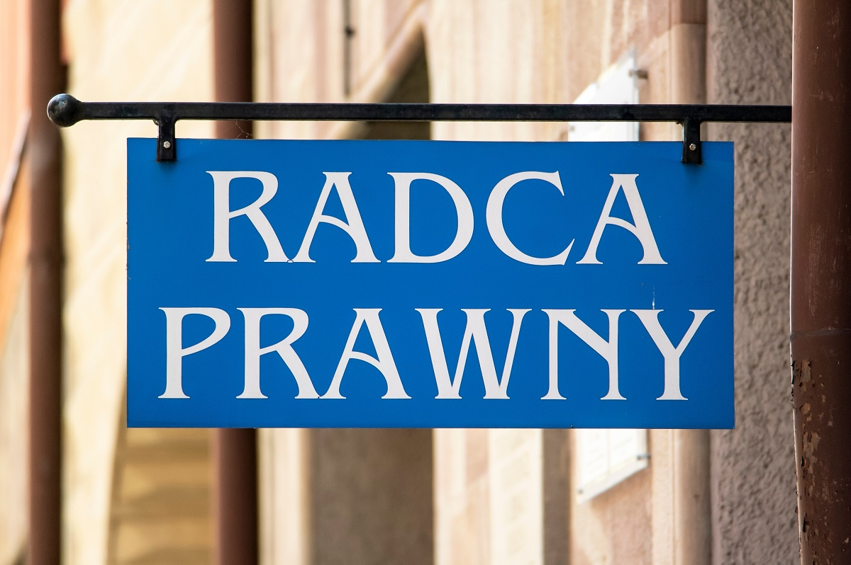 Radca prawny miał jednocześnie 5 etatów - czy to zgodne z prawem?