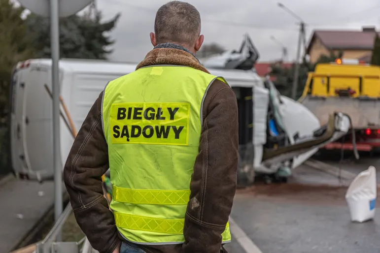 Niskie stawki wynagrodzenia biegłych mogą wpłynąć negatywnie na postępowania sądowe.