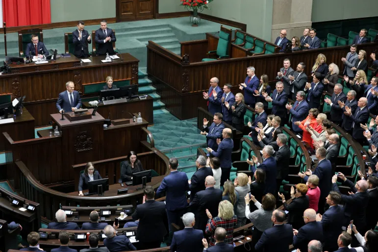 Grzegorz Braun użył gaśnicy, aby zgasić palące się świece Chanukowe