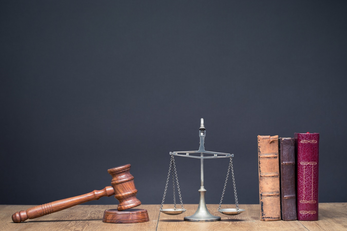 Różnica między listem gończym a listem żelaznym. Sprawdź w jakich sytuacjach mogą zostać wydane i jakie skutki prawne wywołują