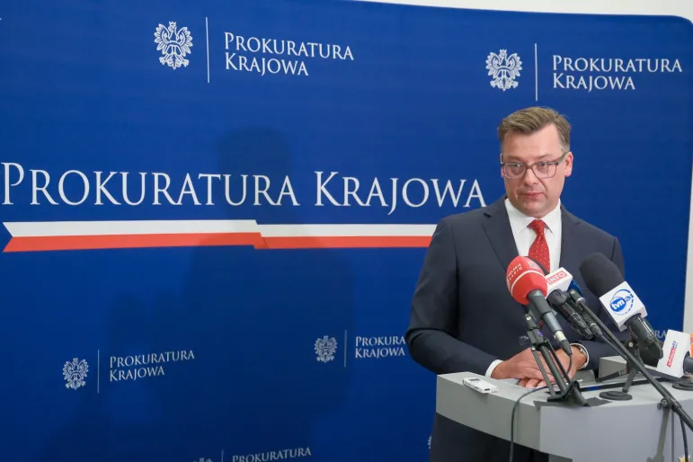 Warszawa, 05.09.2024. Rzecznik Prokuratury Krajowej Przemysław Nowak podczas konferencji prasowej w siedzibie prokuratury przy ulicy Postępu w Warszawie, 5 bm. Spotkanie dotyczyło udostępniania podejrzanemu o szpiegostwo na rzecz Rosji Pawłowi Rubcowowi akt śledztwa. (amb) PAP/Mateusz Marek