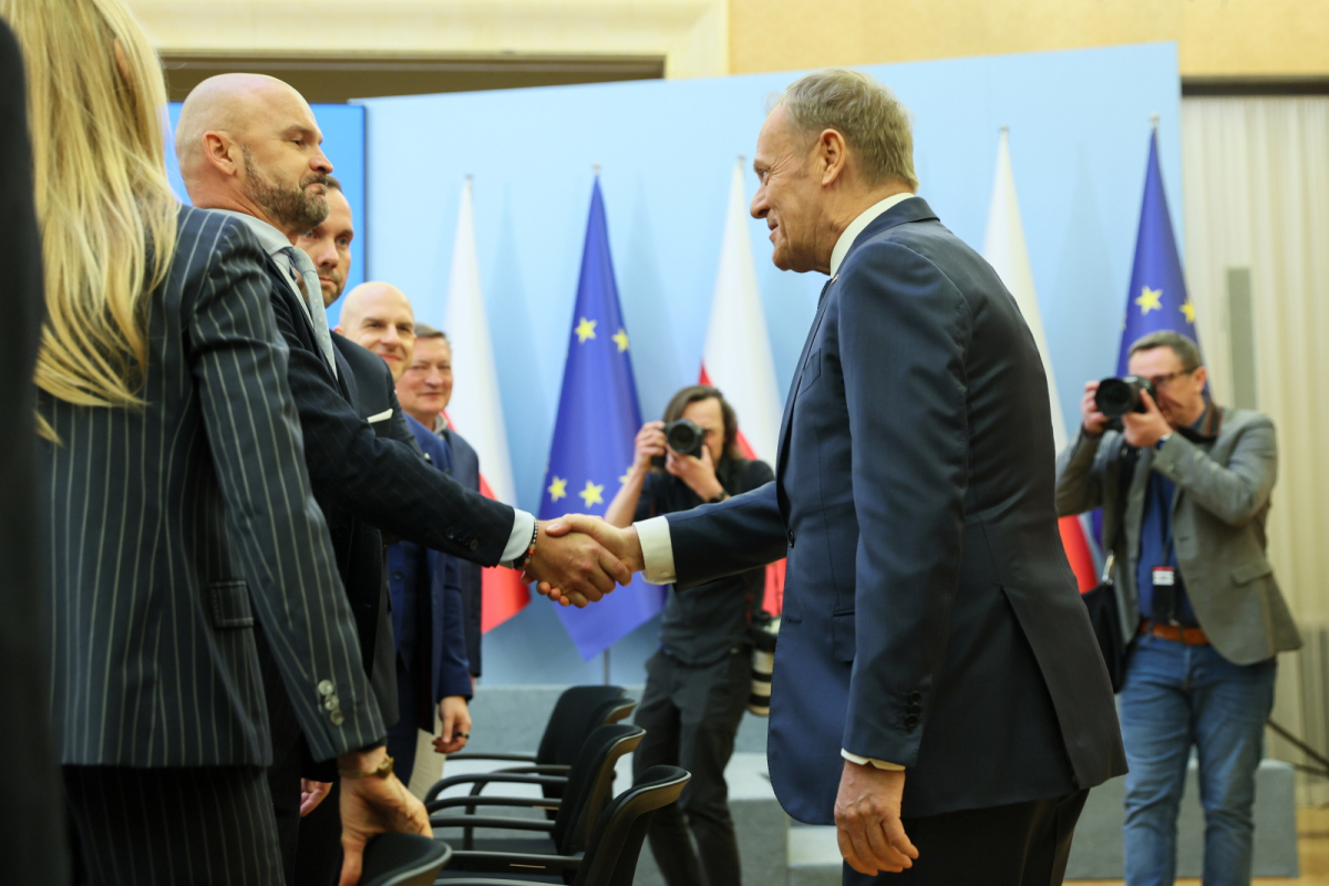 Milczące załatwienie sprawy sposobem na 300 przepisów. Tusk i Brzoska: jeśli urząd nie odpowie, sprawa będzie załatwiona automatycznie