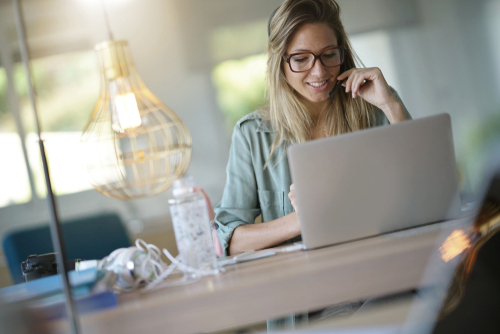 Kontrola pracownika na telepracy. / fot. Shutterstock